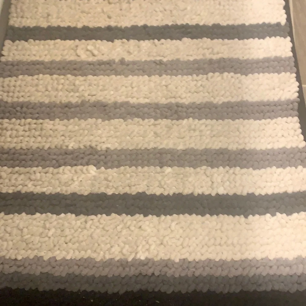 Bathroom sink mat, never used and absorbs water quickly!